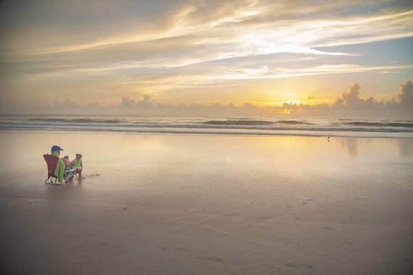 Quelle est la méthode la plus douce pour habituer un chien de race Shar Pei aux soins des plis cutanés?
